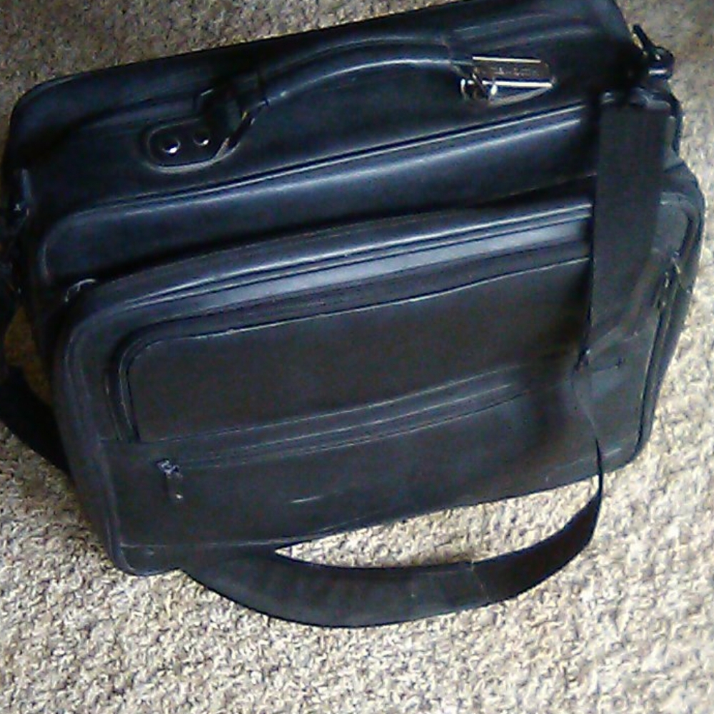 Laptop black bag by NOTEWORTHY